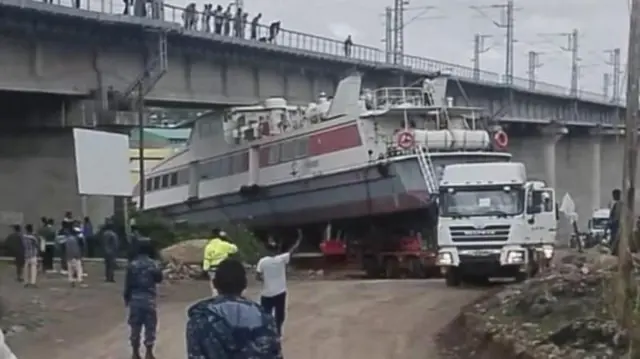 እታ መርከብ ኣብ ጕዕዞ