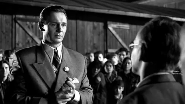 Liam Neeson interpretou Oskar Schindler no filme de Steven Spielberg, A Lista de Schindler (1993).