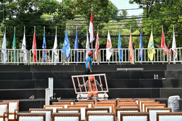 Bendera partai politik terlihat saat para pekerja mempersiapkan acara di kantor Komisi Pemilihan Umum (KPU).