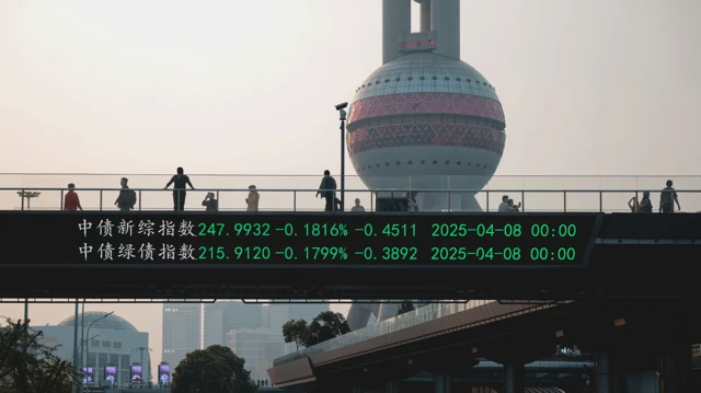 上海一座人行天橋上的螢幕顯示金融數據。