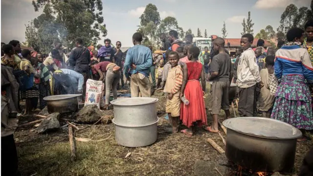 Une foule attendant d'être servie à manger