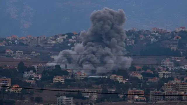 Una bomba cae en medio de varias residencias