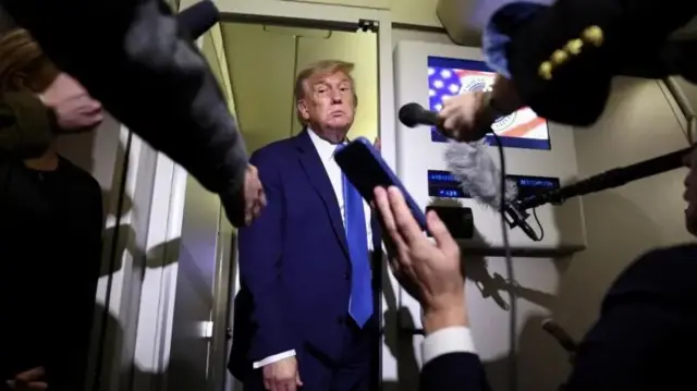 Perezida w'Amerika Donald Trump avugana n'abanyamakuru mu ndege ya perezida w'Amerika yitwa Air Force One, ku wa kabiri, ku itariki ya 17 Kamena (6) mu mwaka wa 2025. 