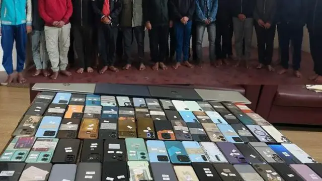 बूढानीलकण्ठमा प्रहरीले छापा मारेर अन्लाइन जुवा खेलाएको आशङ्कामा पक्राउ परेका भारतीय नागरिकहरू