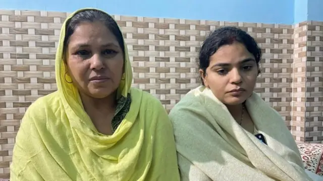 హర్షిత బ్రెల్లా తల్లి సుదేష్ కుమారి (ఎడమ), సోదరి సోనియా దబాస్ (కుడి)