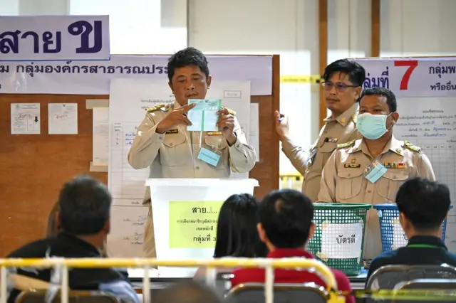 บรรยากาศการนับคะแนนเลือก สว.ระดับอำเภอ ที่เขตหลักสี่ กทม. เมื่อ 9 มิ.ย.