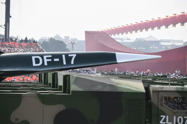 Um míssil DF-17 é apresentado durante um desfile militar na Praça da Paz Celestial, em Pequim