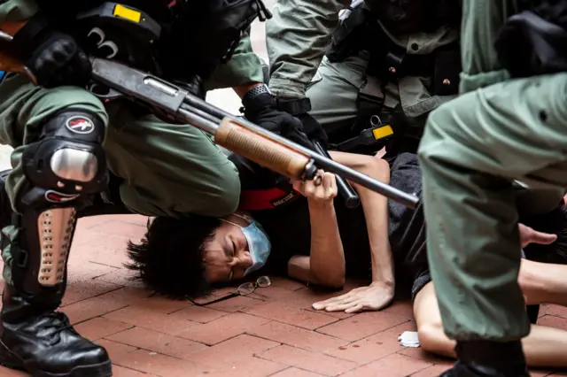 Cảnh sát Hong Kong khống chế một người biểu tình phản đối luật an ninh quốc gia 