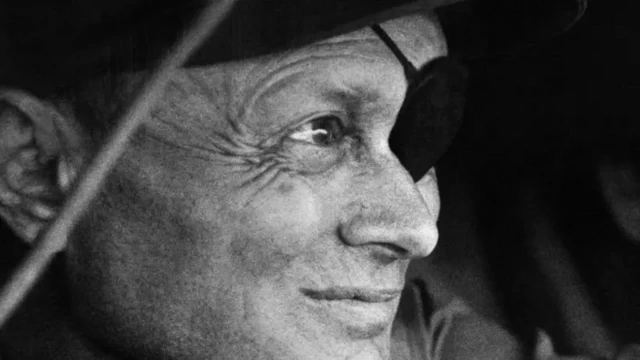 نمای نزدیک از چهره موشه دایان که یک چشمش با پارچه‌ای بسته است