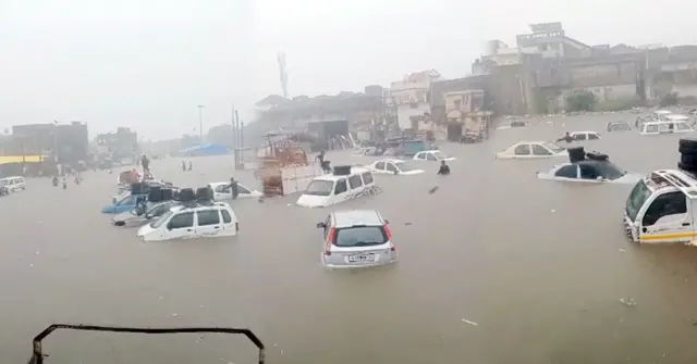રાજકોટના ધોરાજીમાં ધોધમાર વરસાદમાં વાહનો પણ ડૂબી ગયાં હતાં
