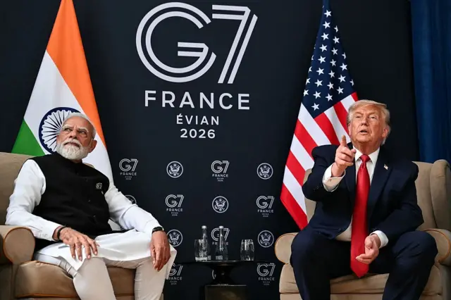 ट्रंप नरेंद्र मोदी के साथ किसी मुद्दे पर बात करते हुए
