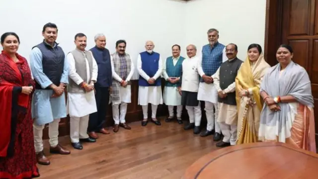 राजीनामा दिलेले खासदार पंतप्रधान नरेंद्र मोदी आणि भाजप अघ्यक्ष जेपी नड्डा यांच्यासोबत.