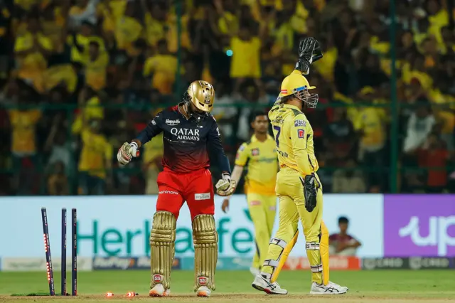 தோனி விரித்த வலையில் வீழ்ந்த கோலி