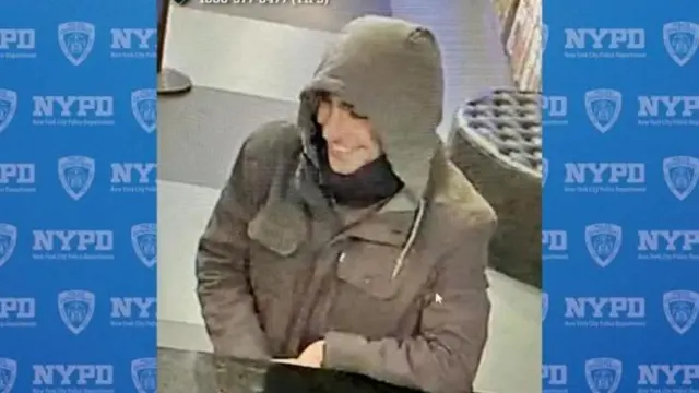 El sospechoso, acodado en un mostrador.