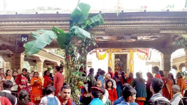 मन्दिरमा दर्शन गर्न लामबद्ध भक्तालुहरू