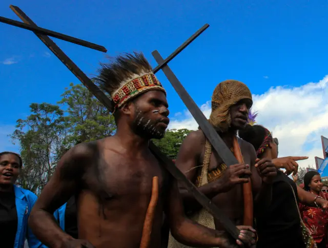 Warga mengikuti prosesi Jalan Salib dari Expo Waena menuju Lapangan Trikora Abepura di Kota Jayapura, Papua