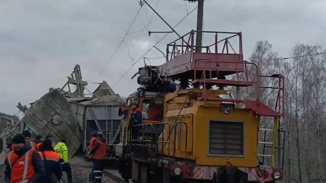 Люди знаходяться біля поїзда, який потрапив у аварію