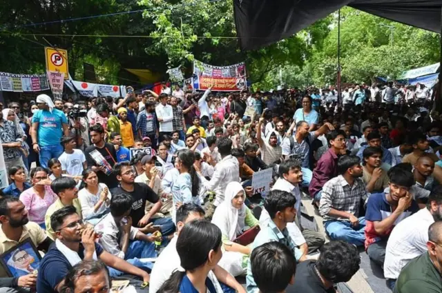 जंतरमंतरवर आंदोलन करणाऱ्या तरुणांनी सांगितले आहे की, ते सोमवारी संसदेवर मोर्चा काढणार आहेत.