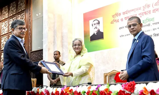 পররাষ্ট্রসচিব মাসুদ বিন মোমেনকে শুদ্ধাচার পুরস্কার ২০২৩ তুলে দিচ্ছেন প্রধানমন্ত্রী শেখ হাসিনা