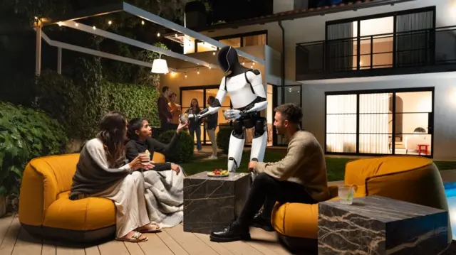 ربات تسلا در حال پذیرایی در یک مهمانی