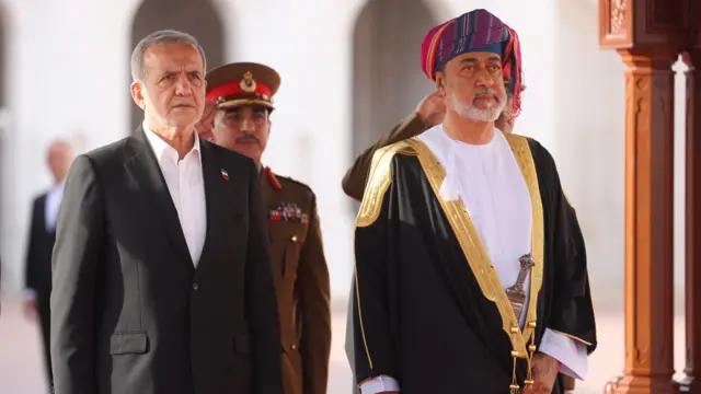 سلطان سلطنة عُمان هيثم بن طارق والرئيس الإيراني مسعود بزشكيان.