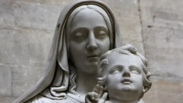 Escultura representando Maria e Jesus