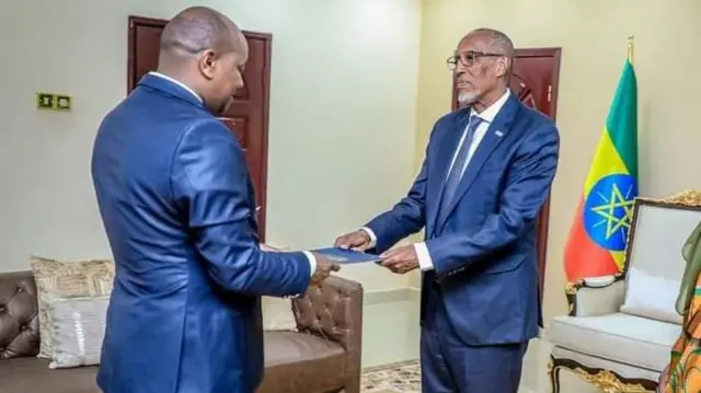 Amb. Tashoomaan wayita xalayaa muudamaa Pre. Muuseef dhiyeessaniitti