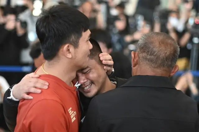 ครอบครัวของ พงษ์ศักดิ์ แทนนา หนึ่งในแรงงานไทยที่ถูกจับในอิสราเอล พบเจอกับ คุณพ่อวิลาศแทนนา และภูวนาท แทนนา น้องชาย