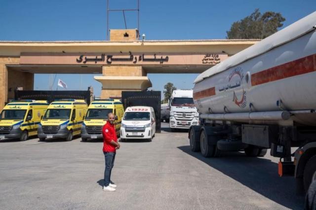 Un homme debout au point de passage de Rafah