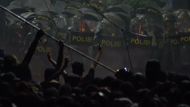 Anggota Kepolisian menghadang pengunjuk rasa saat aksi kawal putusan MK di depan Gedung DPRD Jawa Barat, Bandung, Jawa Barat, Kamis (22/8/2024). 
