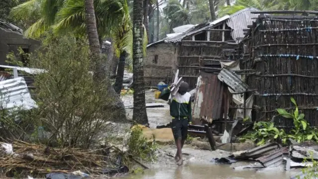 Nwata nwoke na-aga dịka ụlọ gbara ya okirikiri kuricharala