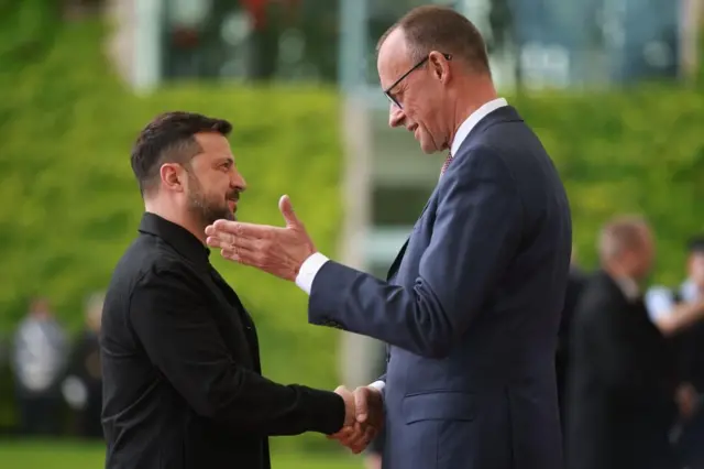 ベルリンでゼレンスキー大統領を迎えたメルツ首相（28日）