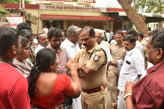 தற்கொலைகள், கொலைகள்