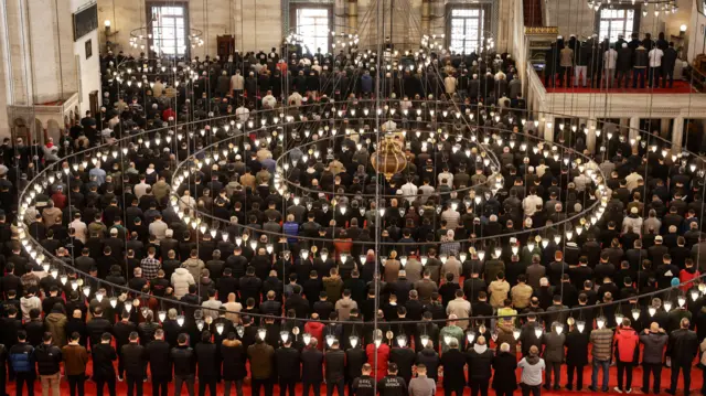 صلاة الجمعة الأولى خلال شهر رمضان في إسطنبول، تركيا