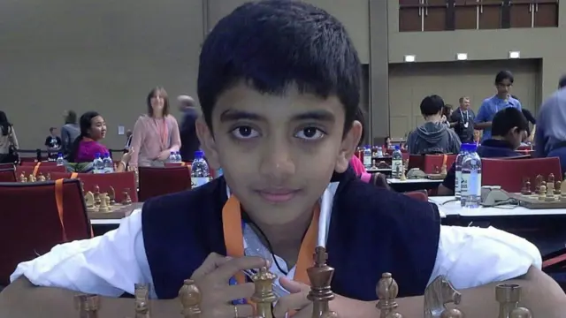 बचपन में एक शतरंज प्रतियोगिता में हिस्सा लेते गुकेश 