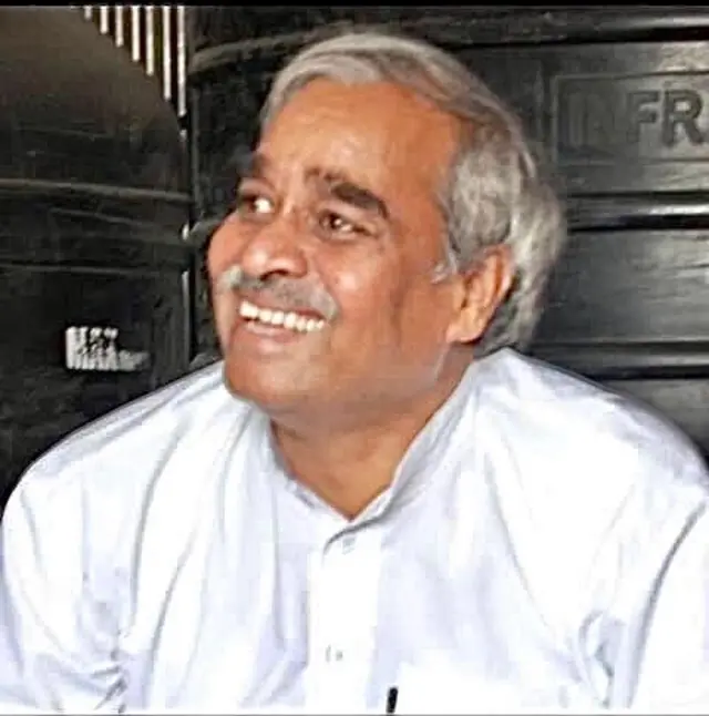 विजय पांढरे हे तेव्हा पाटबंधारे खात्यामध्ये मुख्य अभियंता होते.