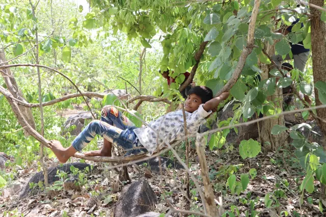 ప్రకృతి ఒడిలో ఆదివాసీ బాలుడు