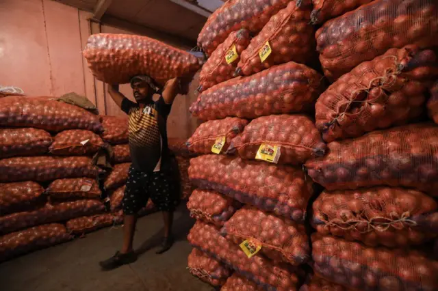 বিদেশে পেঁয়াজ রপ্তানি বন্ধ করে দিয়েছে ভারত