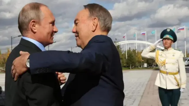 Казакстан барган сайын экономикалык жактан Кытайга, саясий жактан Орусияга көз каранды болууда