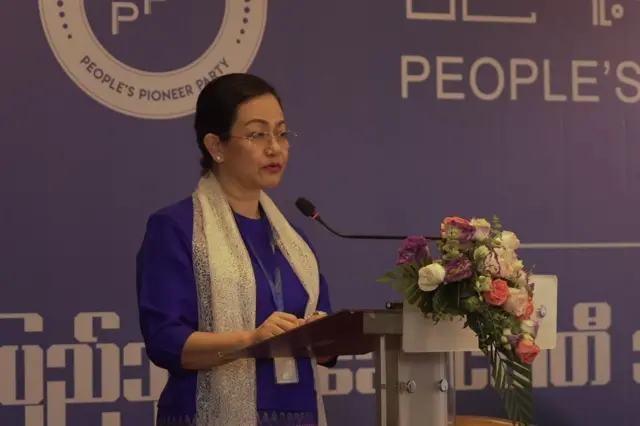 မေ ၁၁ ရက်တုန်းက ရန်ကုန်မြို့မှာ ပြုလုပ်ခဲ့တဲ့ PPP ပါတီရဲ့ သတင်းစာရှင်းလင်းပွဲမှာတွေ့ရတဲ့ ပါတီဥက္ကဋ္ဌ ဒေါ်သက်သက်ခိုင်