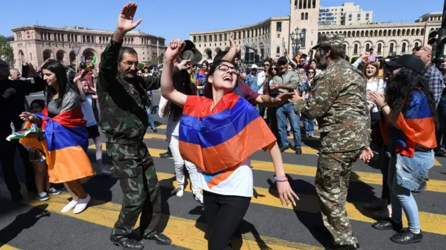 Protestocular arasında asker üniformalılar olduğu da dikkat çekti.