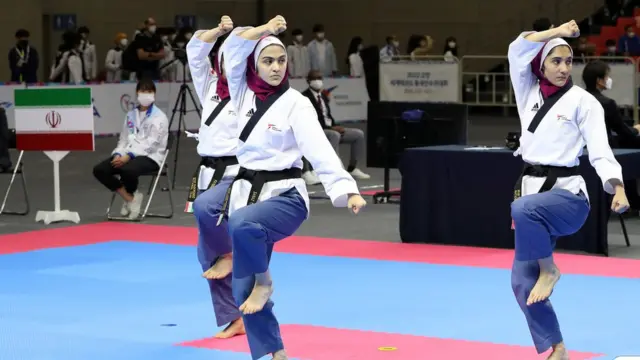 22일 경기도 고양시 킨텍스에서 열린 2022 고양 세계태권도품새선수권대회 여자청소년 부문에서 이란 대표팀이 멋진 경기를 펼치고 있다