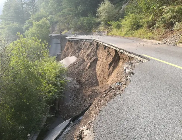 目前九寨沟景区道路多个地段存在不同程度受损,多处山体垮塌。