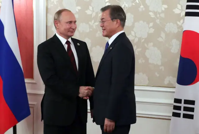 রুশ প্রেসিডেন্ট পুতিন ও দক্ষিণ কোরিয়ার সাবেক প্রেসিডেন্ট মুন জে ইন