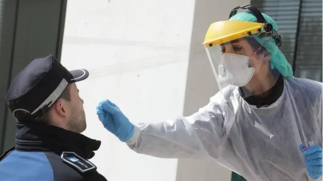 Una empleada sanitaria hace una prueba de covid-19 en España