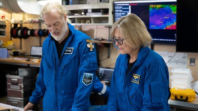 Victor Vescovo e Kathy Sullivan olham para baixo, na direçãoestratégia para roleta brasileirauma mesa, dentroestratégia para roleta brasileirasala com aparênciaestratégia para roleta brasileiralaboratório, com diferentes equipamentos, mapas e telas
