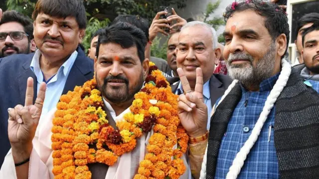 बृजभूषण शरण सिंह और उनके साथ खड़े हुए संजय सिंह जिन्होंने इस चुनाव में जीत हासिल की है