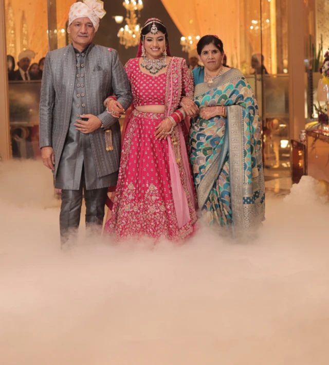  विवाह समारोहमा समेत दुलहा वा दुलही प्रवेशको समयमा कुहिरोले झल्को आउने गरी यसको प्रयोग भइरहेको छ।