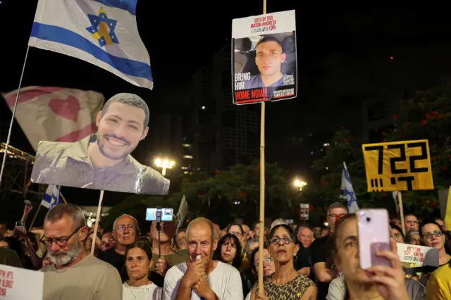 أنصار وأفراد عائلات الرهائن الإسرائيليين يشاركون في مظاهرة في تل أبيب في 27 سبتمبر/أيلول 2025