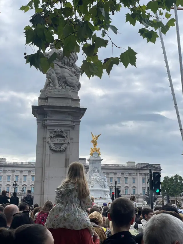 Người dân Anh trước Điện Buckingham
